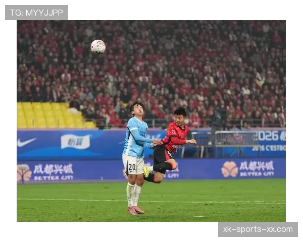 比赛中球员受伤倒地，裁判为何有时不停哨？规则拆解